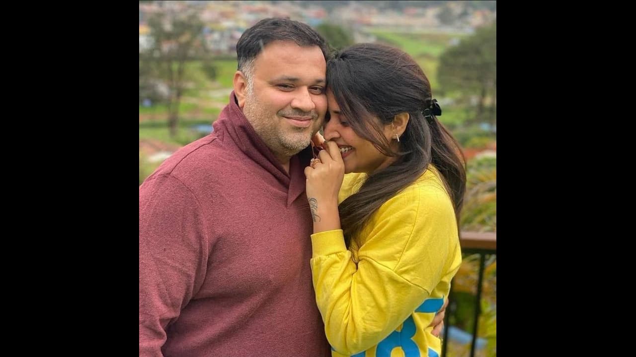 బావగారిని పట్టుకొని వాడు వీడు ఏంట్రా, ఏం పెంపకంరా తమ్ముడు నీది... ఇచ్చిపడేసిన అనసూయ! బావగారిని పట్టుకొని వాడు వీడు ఏంట్రా, ఏం పెంపకంరా తమ్ముడు నీది... ఇచ్చిపడేసిన అనసూయ!