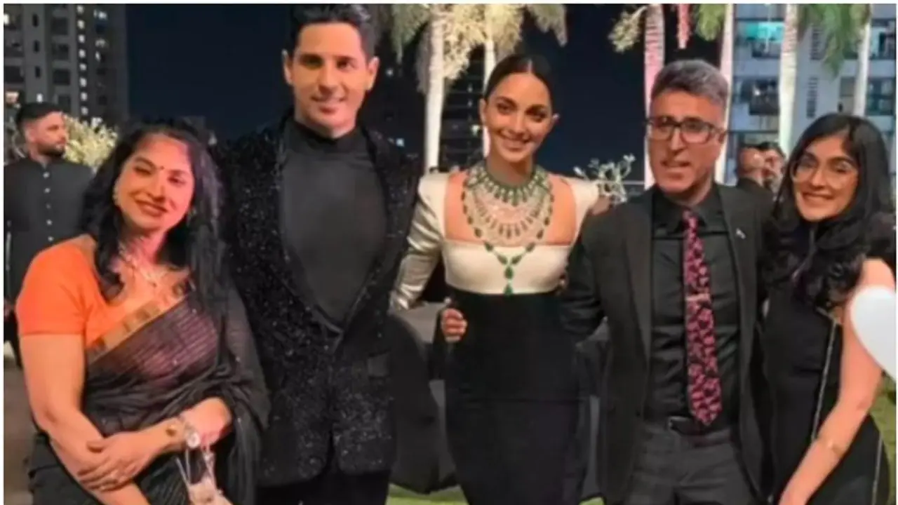 ಸಿದ್ ಕಿಯಾರಾ ಮದುವೆಯಲ್ಲಿ 'ಶೇರ್ಷಾ' ಚಿತ್ರದ ರಿಯಲ್ ಹೀರೋ, ಕ್ಯಾಪ್ಟನ್ ವಿಕ್ರಮ್ ಬಾತ್ರ ಕುಟುಂಬ ಸಿದ್ ಕಿಯಾರಾ ಮದುವೆಯಲ್ಲಿ 'ಶೇರ್ಷಾ' ಚಿತ್ರದ ರಿಯಲ್ ಹೀರೋ, ಕ್ಯಾಪ್ಟನ್ ವಿಕ್ರಮ್ ಬಾತ್ರ ಕುಟುಂಬ