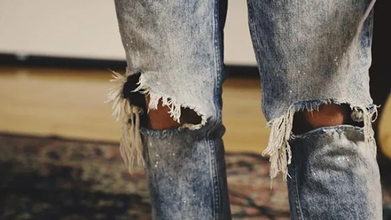 വിദ്യാര്‍ത്ഥിയുടെ റിപ്പ്ഡ് ജീൻസ് ടേപ്പ് കൊണ്ട് ഒട്ടിച്ച് ടീച്ചര്‍; പരാതിയുമായി അമ്മ