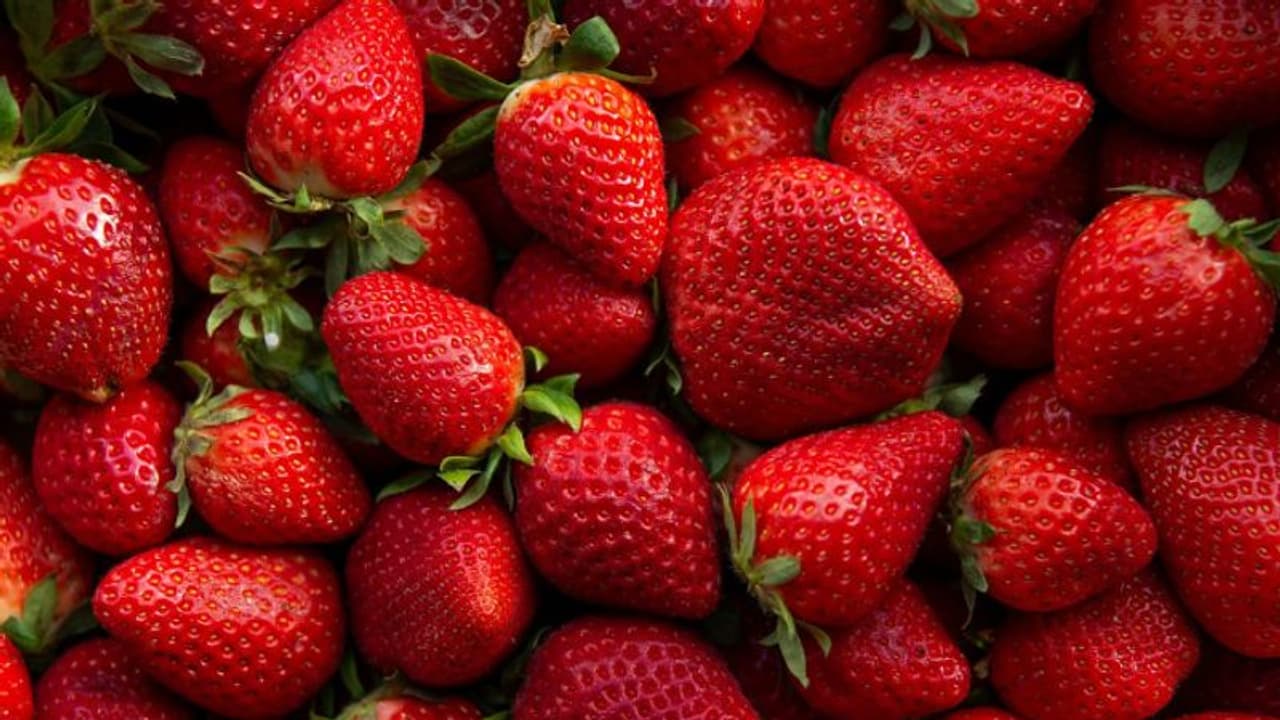 ഹൃദയാരോഗ്യം മെച്ചപ്പെടുത്താന് സ്ട്രോബെറി; അറിയാം മറ്റ് ഗുണങ്ങള്... ഹൃദയാരോഗ്യം മെച്ചപ്പെടുത്താന് സ്ട്രോബെറി; അറിയാം മറ്റ് ഗുണങ്ങള്...