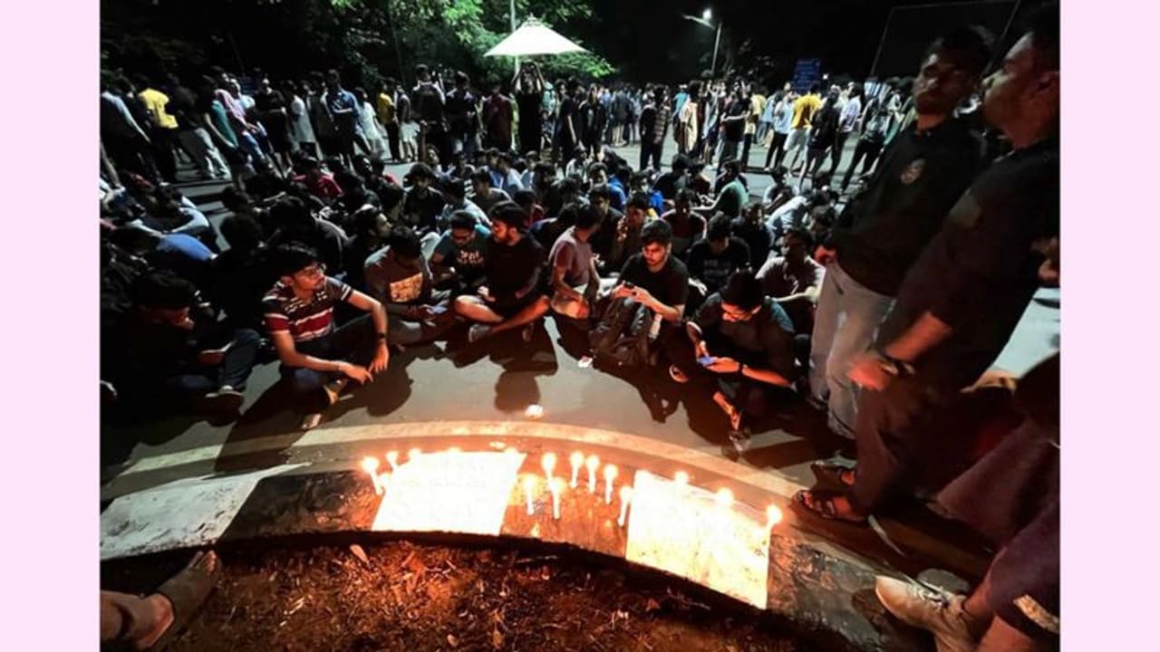 മഹാനദി ഹോസ്റ്റലില് വിദ്യാര്ത്ഥിയെ മരിച്ച നിലയിൽ കണ്ടെത്തി; ഐഐടിയില് പ്രതിഷേധവുമായി വിദ്യാര്ത്ഥികള് മഹാനദി ഹോസ്റ്റലില് വിദ്യാര്ത്ഥിയെ മരിച്ച നിലയിൽ കണ്ടെത്തി; ഐഐടിയില് പ്രതിഷേധവുമായി വിദ്യാര്ത്ഥികള്