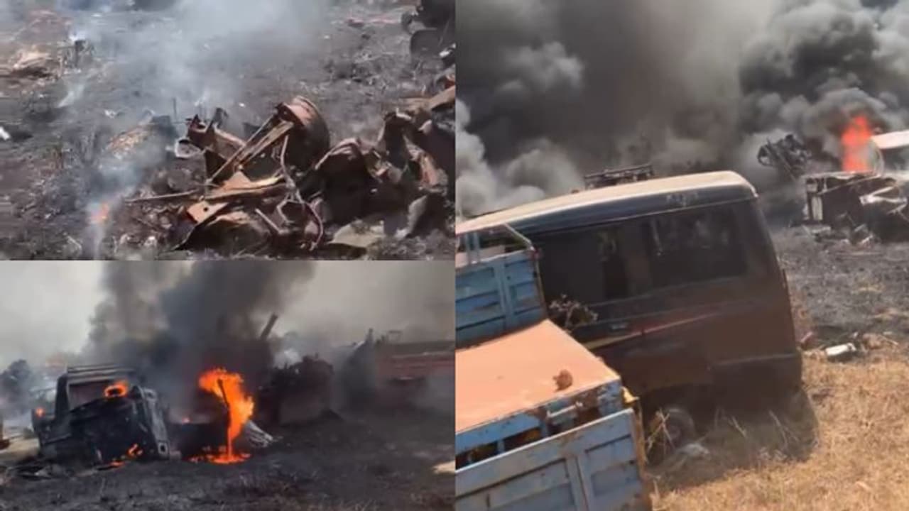 ലോറി, കാർ, പിക്കപ്പ് വാൻ തുടങ്ങിയവയെല്ലാം കത്തിയമർന്നു, എല്ലാം കുറ്റിപ്പുറം പൊലീസ് പിടികൂടിയ തൊണ്ടി വാഹനങ്ങൾ ലോറി, കാർ, പിക്കപ്പ് വാൻ തുടങ്ങിയവയെല്ലാം കത്തിയമർന്നു, എല്ലാം കുറ്റിപ്പുറം പൊലീസ് പിടികൂടിയ തൊണ്ടി വാഹനങ്ങൾ