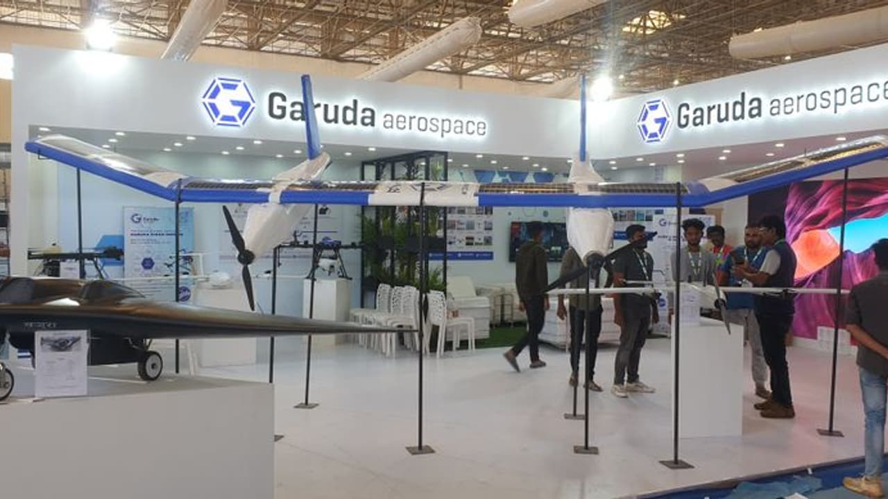 Aero India 2023: మొదలైన డ్రోన్స్ షో.. అబ్బురపరుస్తూ అదరగొడుతున్న యుద్ధ విమానాలు.. ! Aero India 2023: మొదలైన డ్రోన్స్ షో.. అబ్బురపరుస్తూ అదరగొడుతున్న యుద్ధ విమానాలు.. !