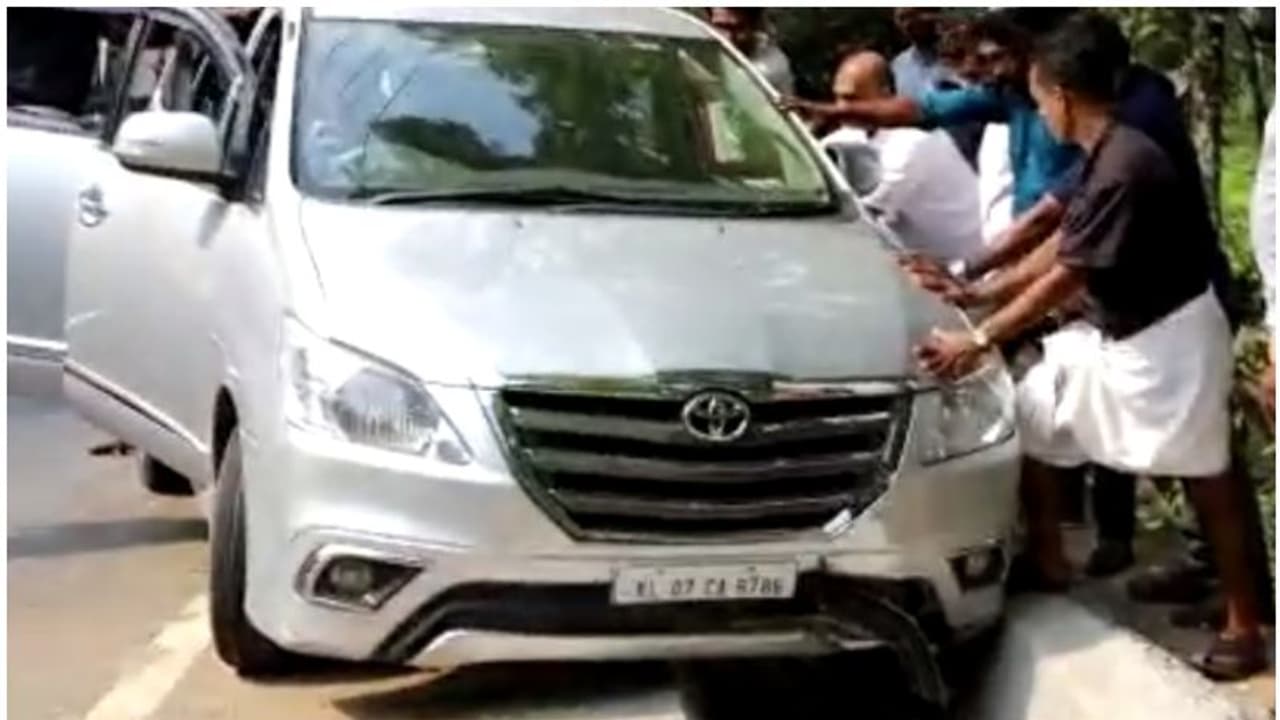 ഒരു പൊടിക്ക് റോഡിന് പുറത്തേക്ക് ഒന്ന് നീങ്ങി, ദാ കിടക്കുന്നു ഇന്നോവ ഓടയില്‍! കാറില്‍ കുട്ടികളടക്കം 10 പേര്‍