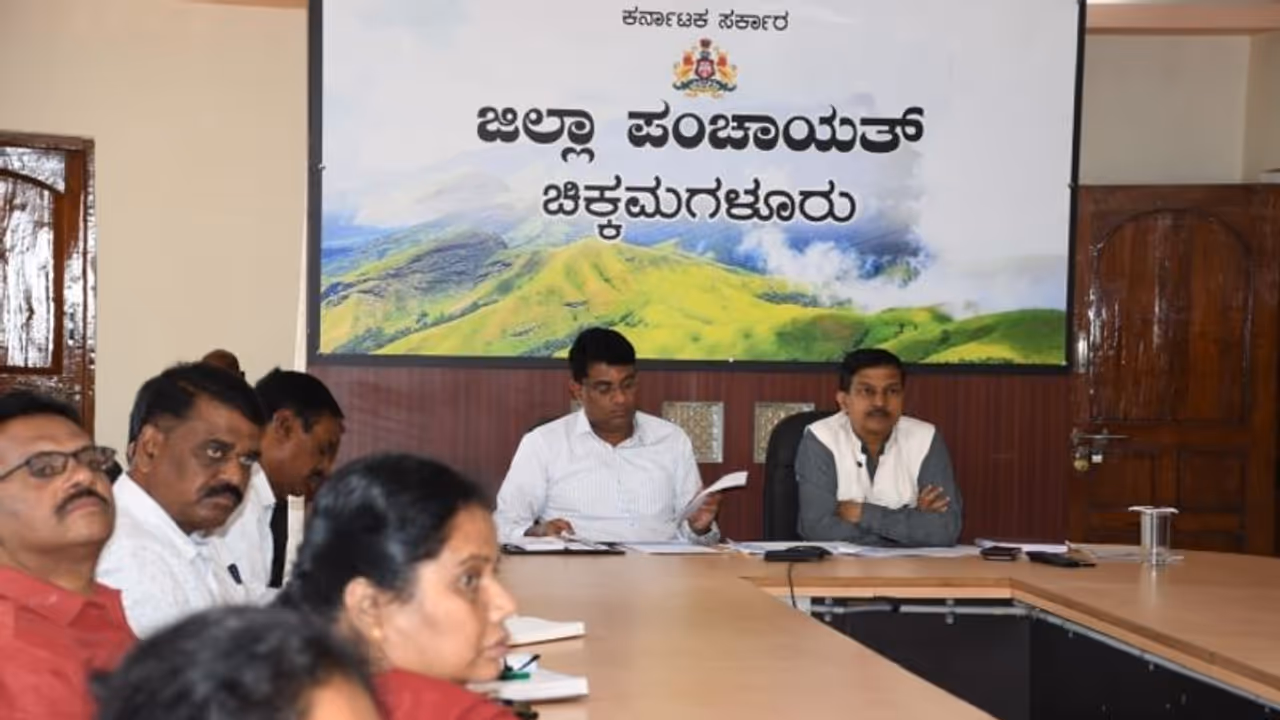 ಮತದಾನ ಪ್ರಮಾಣ ಶೇ.85ಕ್ಕೂ ಅಧಿಕವಾಗಬೇಕು: ಅಧಿಕಾರಿಗಳಿಗೆ ಟಾಸ್ಕ್ ನೀಡಿದ ಡಿಸಿ ಮತದಾನ ಪ್ರಮಾಣ ಶೇ.85ಕ್ಕೂ ಅಧಿಕವಾಗಬೇಕು: ಅಧಿಕಾರಿಗಳಿಗೆ ಟಾಸ್ಕ್ ನೀಡಿದ ಡಿಸಿ