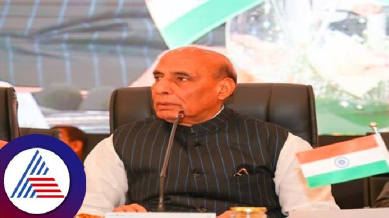 Aero India 2023: 70 ಕಂಪನಿಗಳ ಸಿಇಒಗಳ ಜತೆ ಸಚಿವ ರಾಜನಾಥ ಸಿಂಗ್ ಸಭೆ Aero India 2023: 70 ಕಂಪನಿಗಳ ಸಿಇಒಗಳ ಜತೆ ಸಚಿವ ರಾಜನಾಥ ಸಿಂಗ್ ಸಭೆ