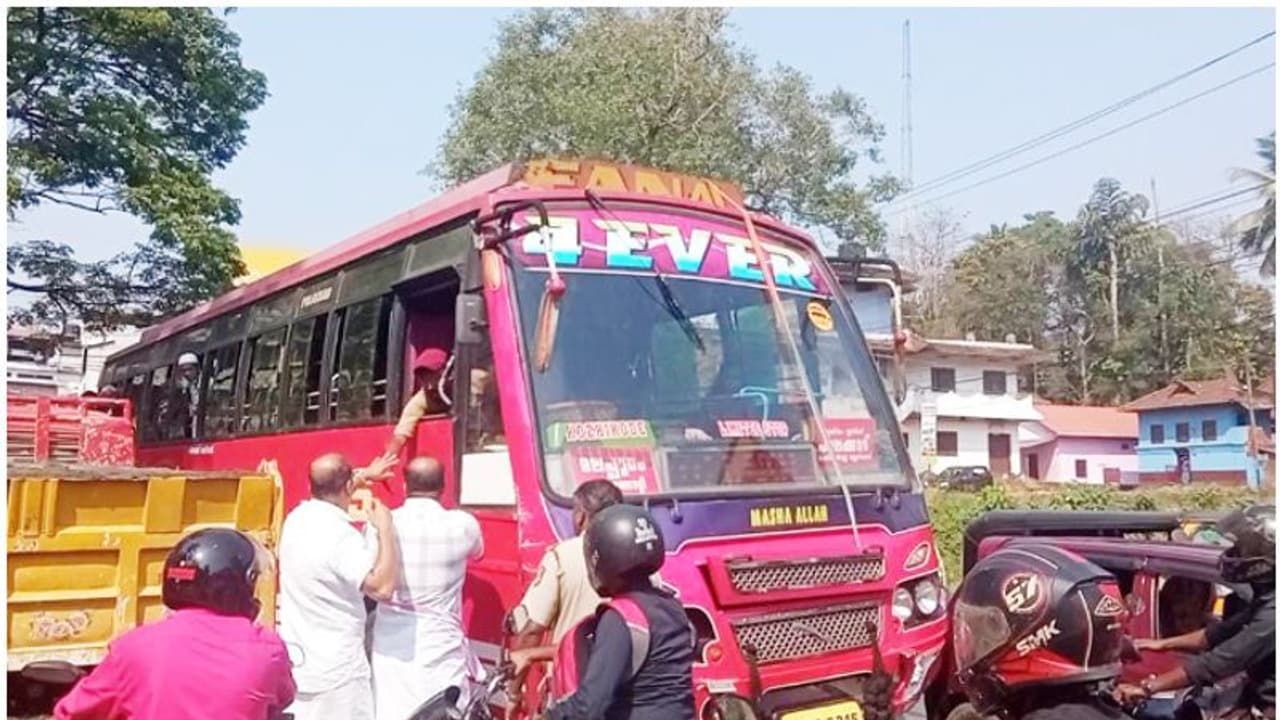 'അനിയാ.. നിൽ', ഒരു മര്യാദ വേണ്ടേ...! വൺവേ തെറ്റിച്ച് പാഞ്ഞ് ബസ്; നാട്ടുകാർ മാസ് കാട്ടിയതോടെ റിവേഴ്സ് ഗിയർ 'അനിയാ.. നിൽ', ഒരു മര്യാദ വേണ്ടേ...! വൺവേ തെറ്റിച്ച് പാഞ്ഞ് ബസ്; നാട്ടുകാർ മാസ് കാട്ടിയതോടെ റിവേഴ്സ് ഗിയർ