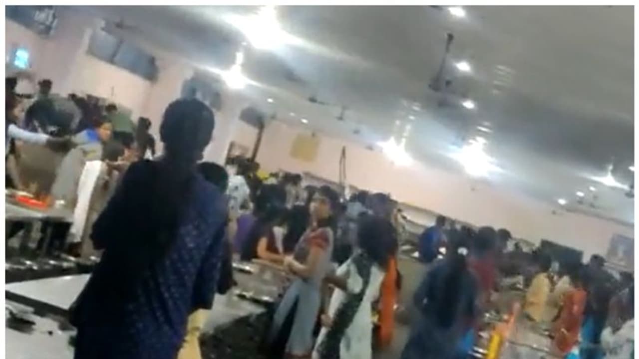 క్యాంటీన్లో విద్యార్థులకు, తమిళయేతర మెస్ వర్కర్లకు మధ్య నాన్ వెజ్ విషయమై ఘర్షణ.. తమిళనాడులో ఘటన (వీడియో) క్యాంటీన్లో విద్యార్థులకు, తమిళయేతర మెస్ వర్కర్లకు మధ్య నాన్ వెజ్ విషయమై ఘర్షణ.. తమిళనాడులో ఘటన (వీడియో)