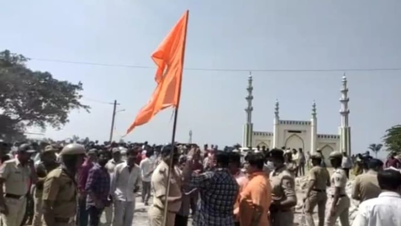 ಹಳಿಯಾಳದಲ್ಲಿ ಬಿಜೆಪಿ ಕಾಂಗ್ರೆಸ್‌ ಗುದ್ದಾಟ: ಮಸೀದಿ ಗ್ರಾಮದೇವಿ ಟ್ರಸ್ಟ್‌ ಜಾಗದ ನೆಪ