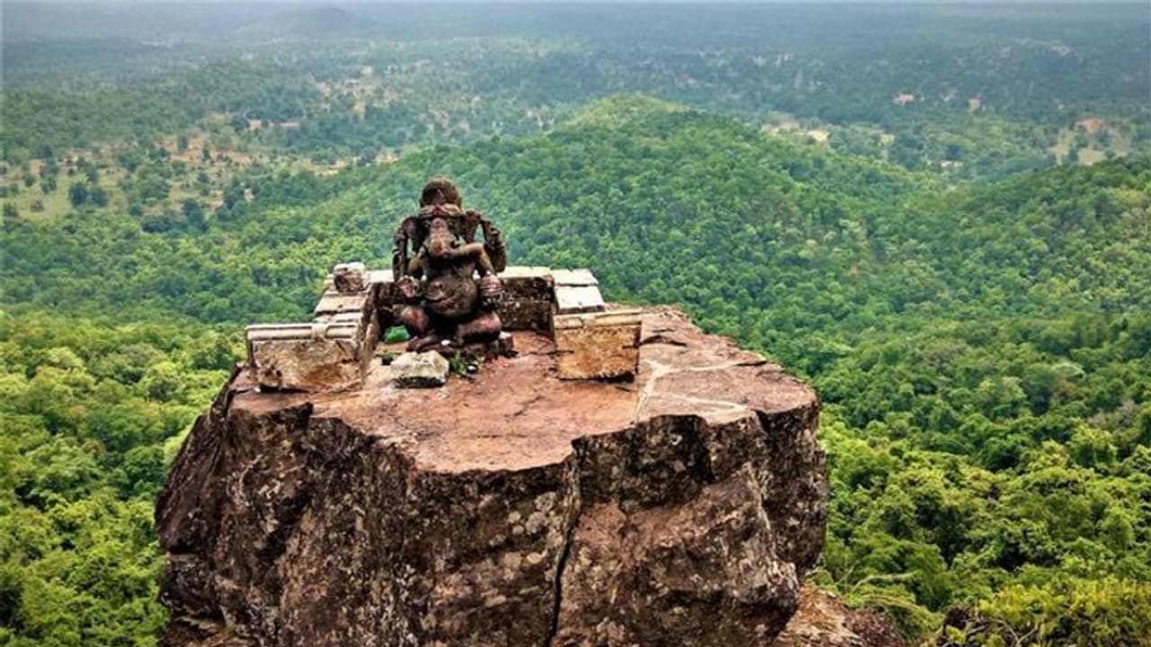 viral video: 3000 அடி உயரம்.. முரசு போன்ற மலையில் வீற்றிருக்கும் விநாயகர்.. தில்லாக பூசாரி செய்யும் காரியம் 