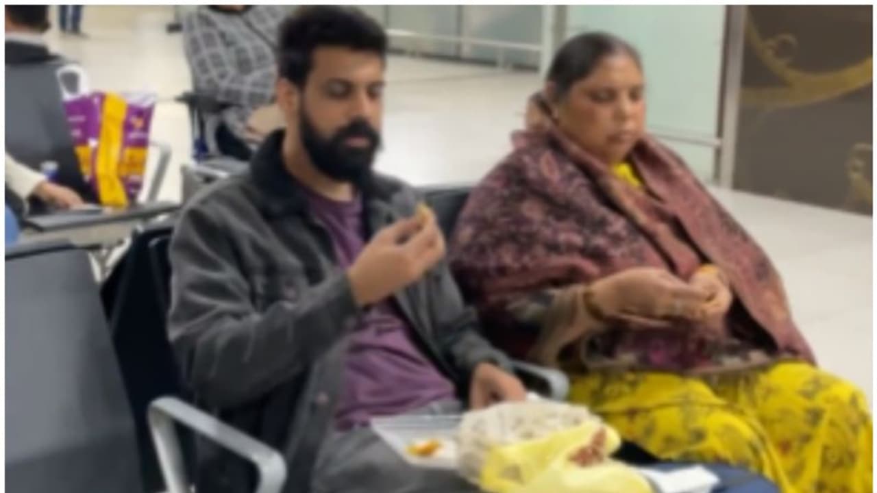 ഭക്ഷണത്തിന് അമിത വില, എയര്പോര്ട്ടില് വച്ച് അമ്മയോടൊപ്പം വീട്ടില് നിന്നുള്ള ഭക്ഷണം കഴിച്ച് യുവാവ് ഭക്ഷണത്തിന് അമിത വില, എയര്പോര്ട്ടില് വച്ച് അമ്മയോടൊപ്പം വീട്ടില് നിന്നുള്ള ഭക്ഷണം കഴിച്ച് യുവാവ്