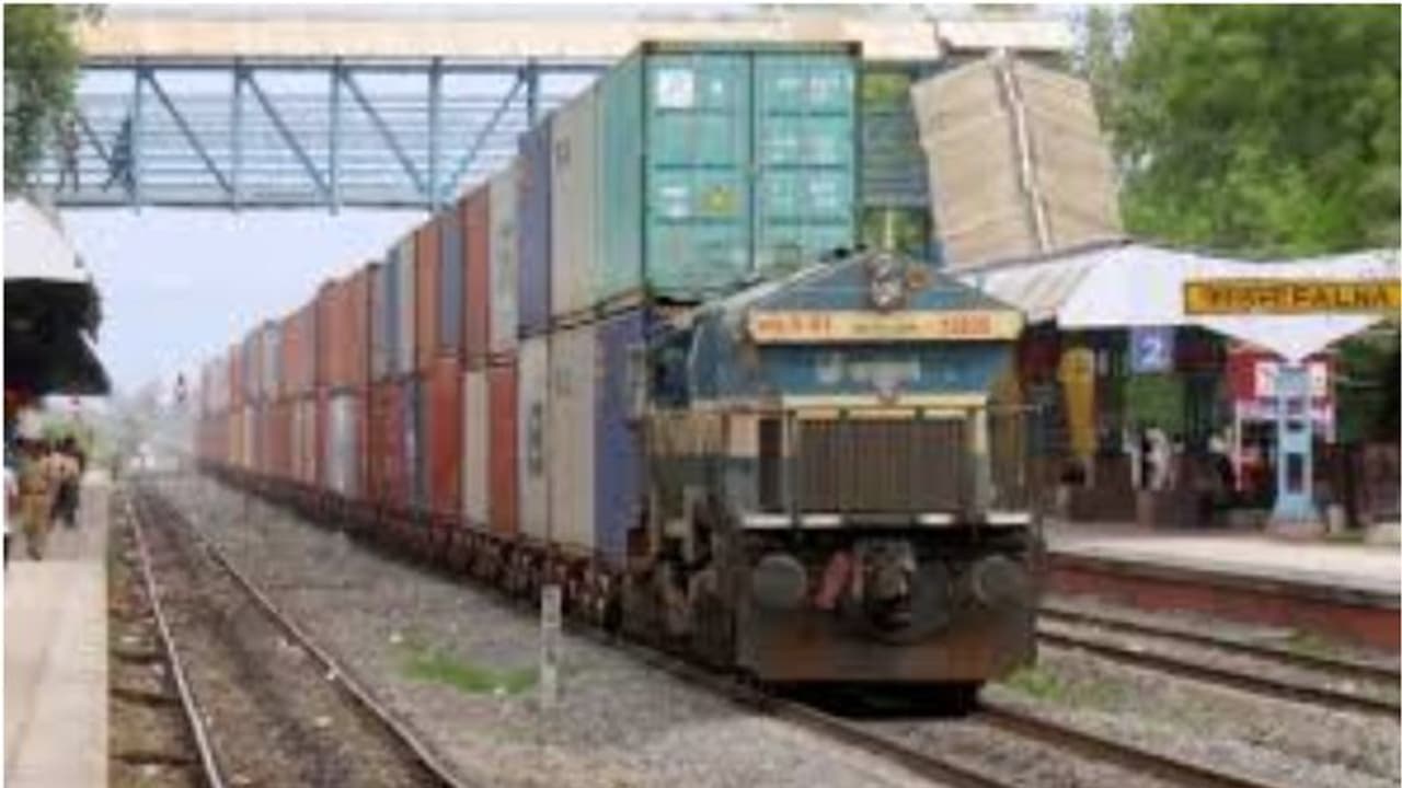 മുംബൈയിലേക്ക് പുറപ്പെട്ട കണ്ടെയ്നർ ട്രെയിൻ കാണാതായോ?; പ്രചരിക്കുന്ന വാർത്ത സത്യമല്ലെന്ന് റെയിൽവേ