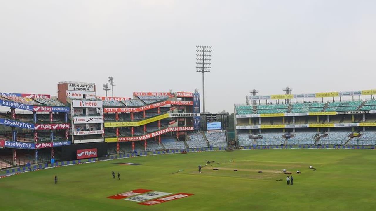 ഇന്ത്യ ഓസ്ട്രേലിയ ടീമുകള് ഡല്ഹിയിലെത്തി, കാത്തിരിക്കുന്നത് സ്പിന് പിച്ച്; ആശങ്കയൊഴിയാതെ ഓസീസ് ഇന്ത്യ ഓസ്ട്രേലിയ ടീമുകള് ഡല്ഹിയിലെത്തി, കാത്തിരിക്കുന്നത് സ്പിന് പിച്ച്; ആശങ്കയൊഴിയാതെ ഓസീസ്