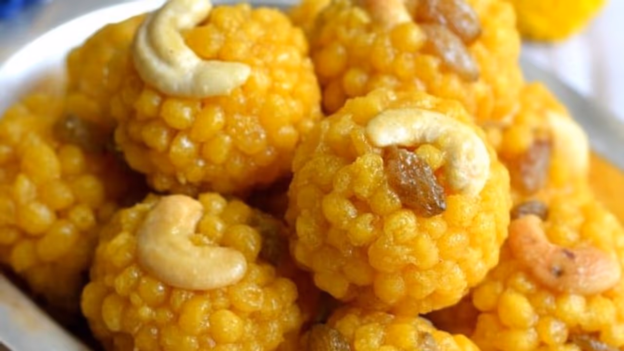 இனி வீட்டின் விசேஷ தினங்களில் பாரம்பரியமான பூந்தி லட்டு செய்யலாம். இனி வீட்டின் விசேஷ தினங்களில் பாரம்பரியமான பூந்தி லட்டு செய்யலாம்.