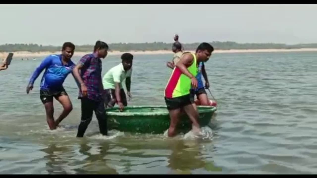 ஒருவரை ஒருவர் காப்பாற்ற நினைத்து 4 பள்ளி மாணவிகள் காவிரியில் மூழ்கி பலி