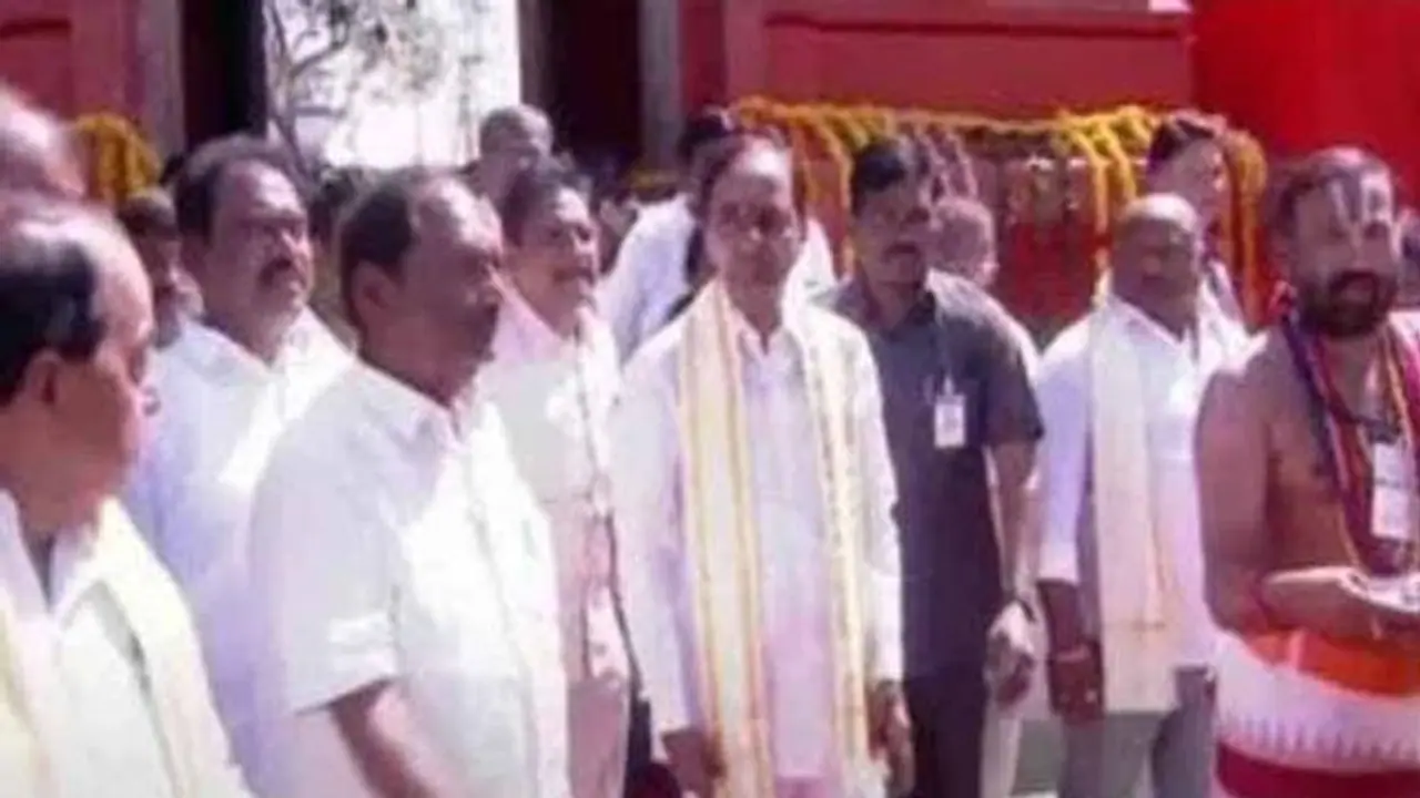 850 ఎకరాల్లో ఆలయాభివృద్ధి: కొండగట్టుకు రూ. 500 కోట్లు ప్రకటించిన కేసీఆర్ 850 ఎకరాల్లో ఆలయాభివృద్ధి: కొండగట్టుకు రూ. 500 కోట్లు ప్రకటించిన కేసీఆర్