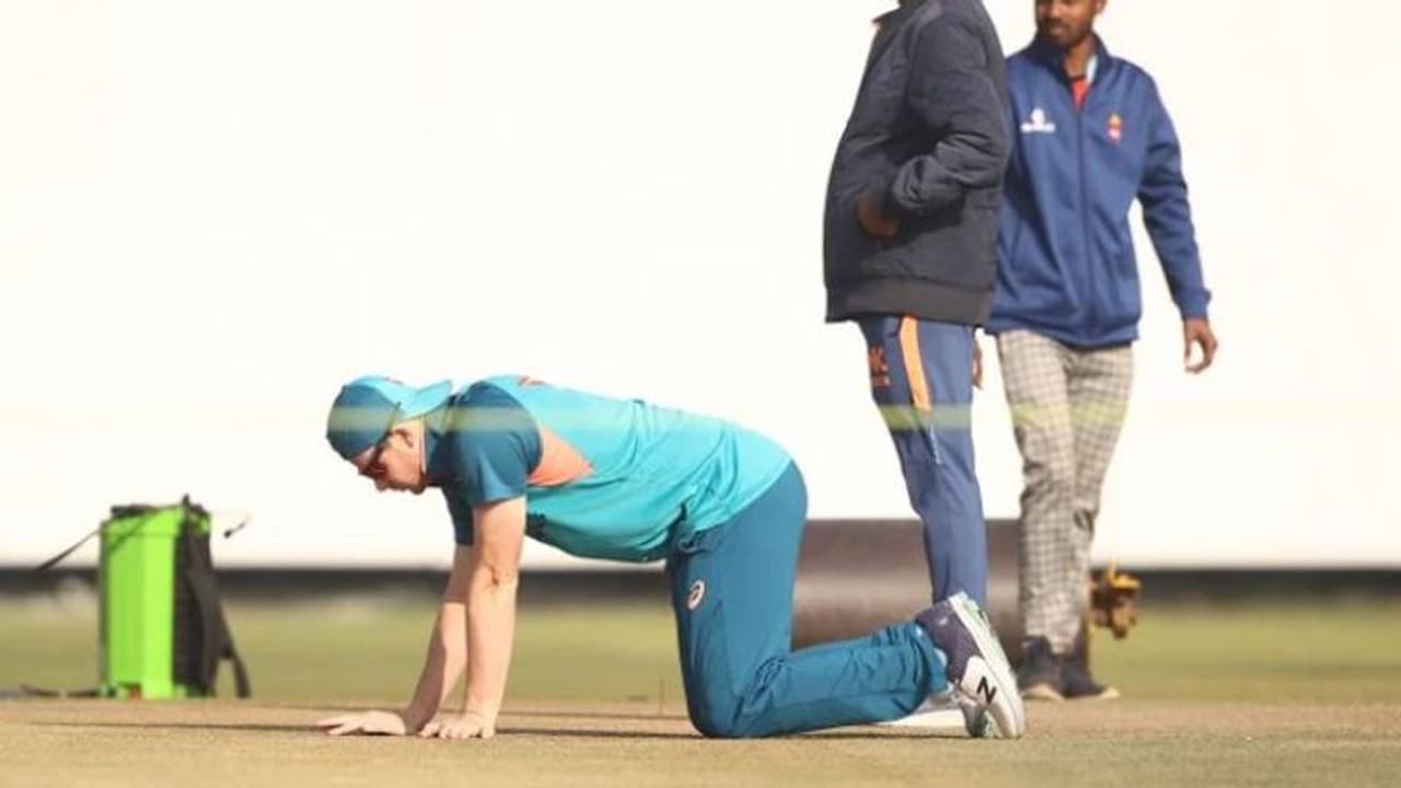 വല്ലതും നടക്കുമോ? ദില്ലിയിലും സ്‌മിത്തിന്‍റെ സൂക്ഷ്‌മ പിച്ച് പരിശോധന; ചര്‍ച്ചയായി ചിത്രം