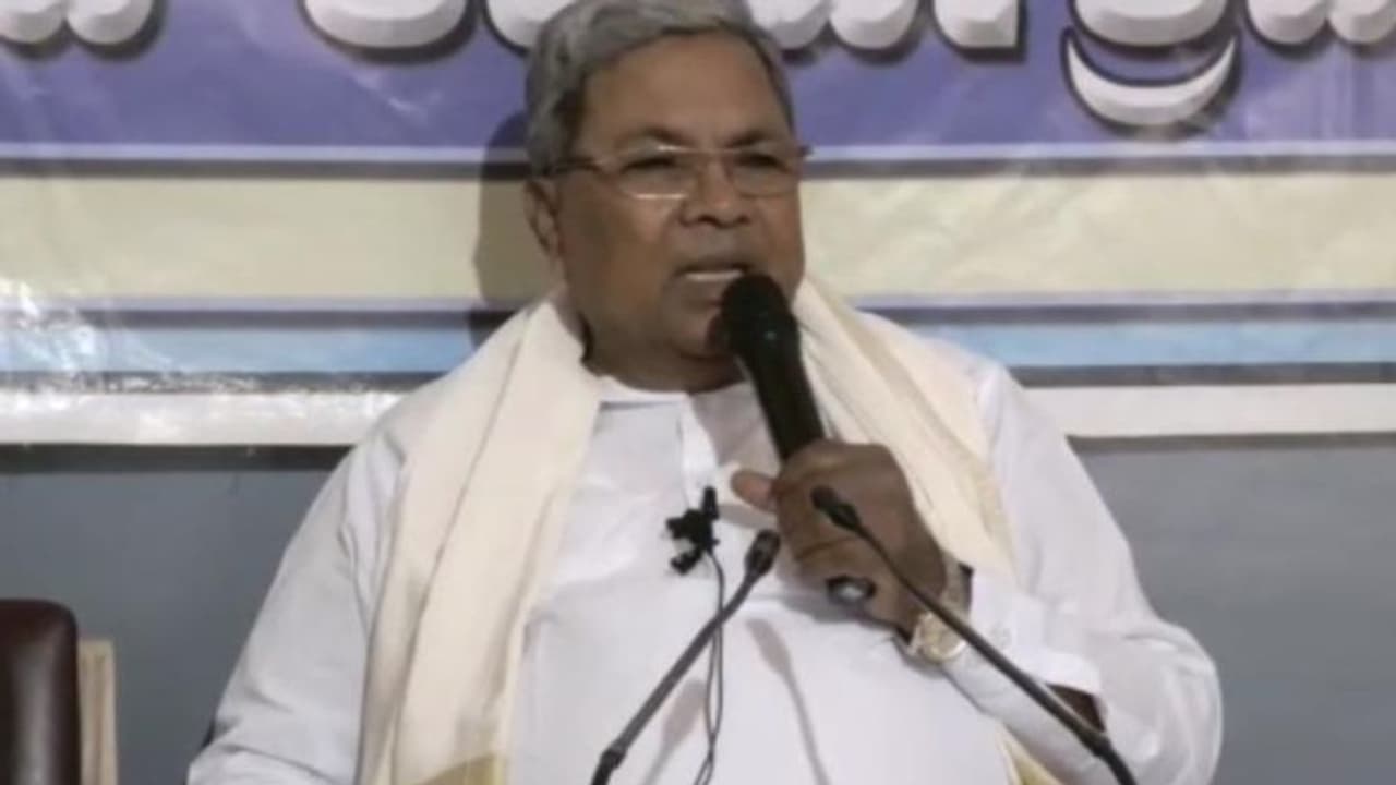 ಸಿದ್ದರಾಮಯ್ಯ ಸಿಎಂ ಆಗಲೆಂದು ಶಬರಿಮಲೆಗೆ ಕಾಲ್ನಡಿಗೆ ಹೊರಟ ಅಭಿಮಾನಿಗಳು..! ಸಿದ್ದರಾಮಯ್ಯ ಸಿಎಂ ಆಗಲೆಂದು ಶಬರಿಮಲೆಗೆ ಕಾಲ್ನಡಿಗೆ ಹೊರಟ ಅಭಿಮಾನಿಗಳು..!