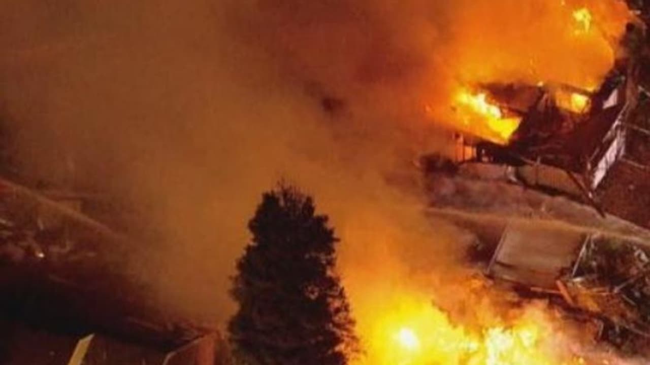 అస్సాంలో ఘోర అగ్నిప్రమాదం..100కి పైగా దుకాణాలు దగ్ధం.. అస్సాంలో ఘోర అగ్నిప్రమాదం..100కి పైగా దుకాణాలు దగ్ధం..