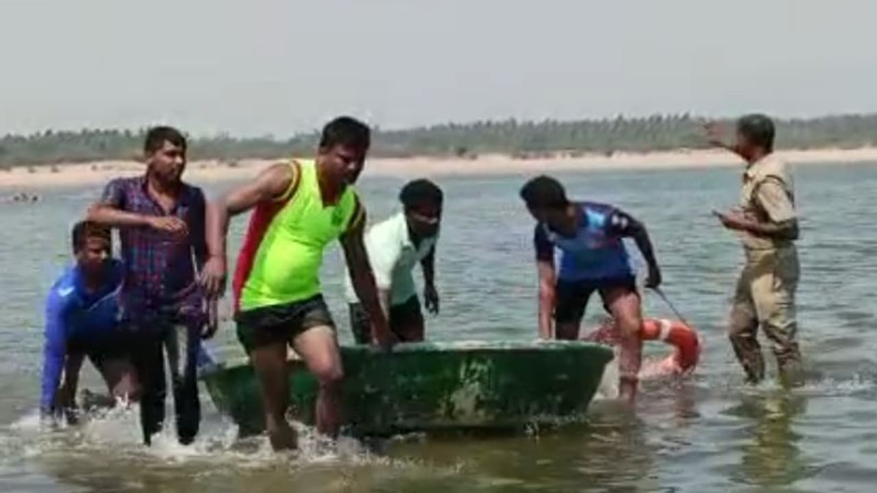 ഫുട്ബോൾ മത്സരത്തിൽ പങ്കെടുക്കാനെത്തി; കുളിക്കാൻ പുഴയിലിറങ്ങിയ നാല് പെണ്കുട്ടികള് മുങ്ങി മരിച്ചു ഫുട്ബോൾ മത്സരത്തിൽ പങ്കെടുക്കാനെത്തി; കുളിക്കാൻ പുഴയിലിറങ്ങിയ നാല് പെണ്കുട്ടികള് മുങ്ങി മരിച്ചു