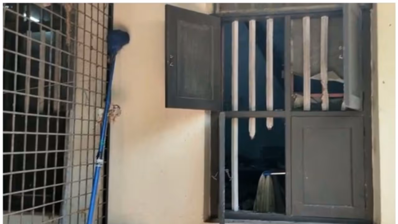 ചെങ്ങന്നൂർ മുളക്കുഴയിൽ വൻകവർച്ച; മോഷ്ടാവ് അകത്തു കടന്നത് ജനലഴികൾ മുറിച്ചുമാറ്റി