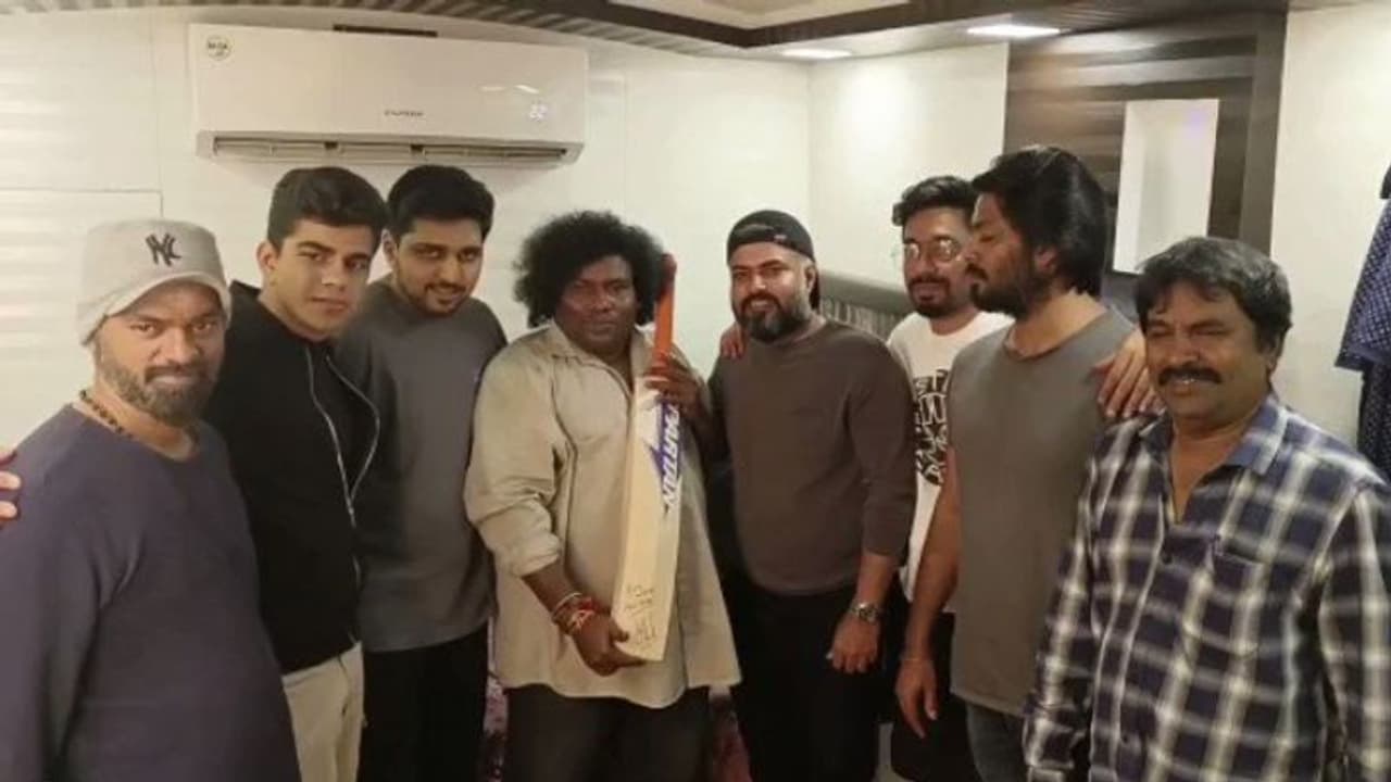 Throwback: யோகி பாபுவுக்கு.. தல தோனியிடம் இருந்து வந்த சர்பிரைஸ் கிப்ட்! CSK வெற்றியால் வைரலாகும் வீடியோ! Throwback: யோகி பாபுவுக்கு.. தல தோனியிடம் இருந்து வந்த சர்பிரைஸ் கிப்ட்! CSK வெற்றியால் வைரலாகும் வீடியோ!