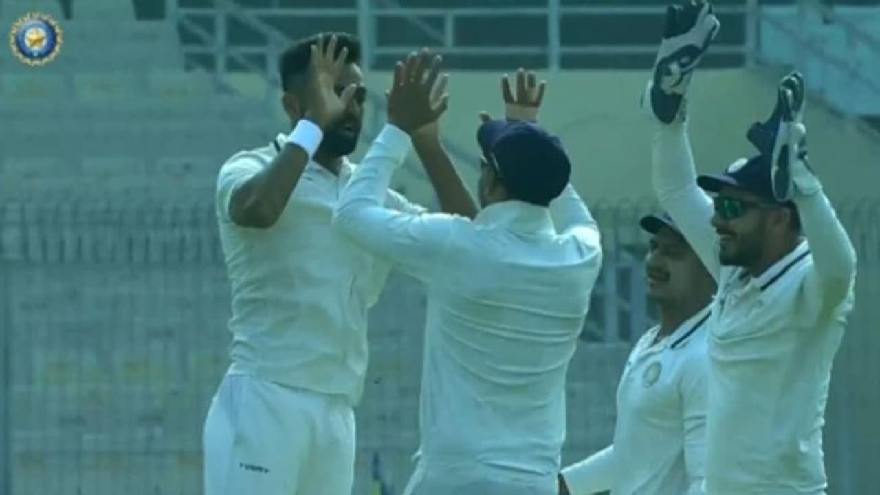 Ranji Trophy Final: ಬೆಂಗಾಲ್ಗೆ ಆರಂಭಿಕ ಆಘಾತ, ಮೊದಲ 2 ಓವರ್ನಲ್ಲೇ 3 ವಿಕೆಟ್ ಪತನ Ranji Trophy Final: ಬೆಂಗಾಲ್ಗೆ ಆರಂಭಿಕ ಆಘಾತ, ಮೊದಲ 2 ಓವರ್ನಲ್ಲೇ 3 ವಿಕೆಟ್ ಪತನ