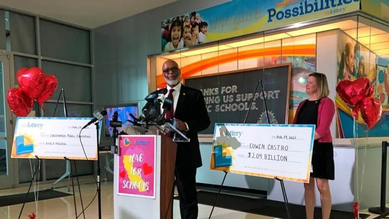 లాటరీ గేమ్ లో రూ. పదహారున్నరవేల కోట్ల జాక్ పాట్... ఆ విజేత ఎవరో తెలిసింది... లాటరీ గేమ్ లో రూ. పదహారున్నరవేల కోట్ల జాక్ పాట్... ఆ విజేత ఎవరో తెలిసింది...