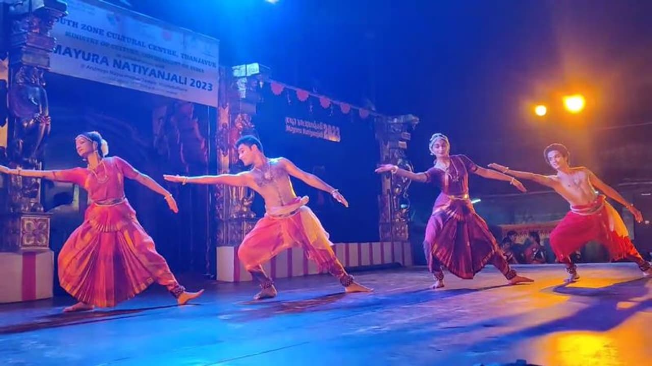 மயூர நாட்டியாஞ்சலி; பார்வையாளர்களை மெய் சிலிர்க்க வைத்த கலைஞர்கள்
