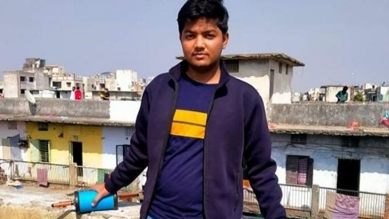 சாதி கொடுமையால் ஐஐடி மாணவர் தற்கொலை: குற்றப் பத்திரிகையில் வெளியான அதிர்ச்சி தகவல் சாதி கொடுமையால் ஐஐடி மாணவர் தற்கொலை: குற்றப் பத்திரிகையில் வெளியான அதிர்ச்சி தகவல்