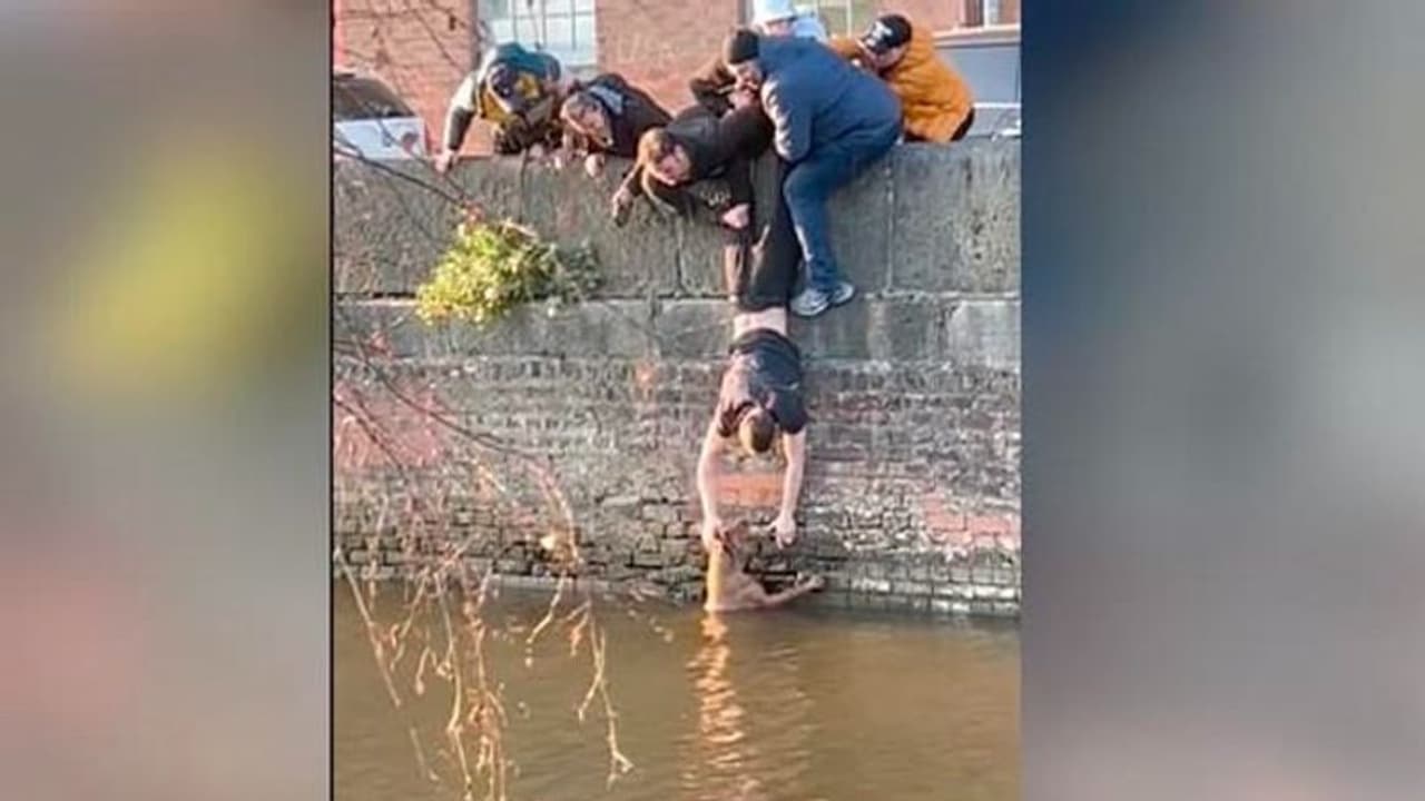  ప్రాణాలకు తెగించి కుక్కను కాపాడిన విద్యార్థులు.. వీడియో వైరల్...!