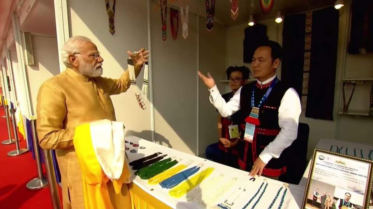 మెగా నేషనల్ ట్రైబల్ ఫెస్టివల్ 'ఆది మహోత్సవ్'ను ప్రారంభించిన ప్రధాని నరేంద్ర మోడీ మెగా నేషనల్ ట్రైబల్ ఫెస్టివల్ 'ఆది మహోత్సవ్'ను ప్రారంభించిన ప్రధాని నరేంద్ర మోడీ