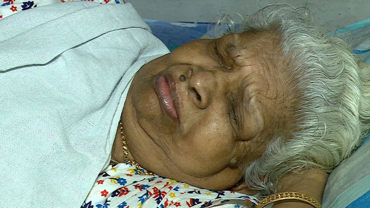 ആ‍ര്‍ഡിഒ ഉത്തരവും ലംഘിച്ച് മകന്റെ ക്രൂരത, വീട്ടിൽ കയറ്റുന്നില്ല; ക്യാൻസ‍ര്‍ രോഗിയായ അമ്മയ്ക്ക് ദുരവസ്ഥ