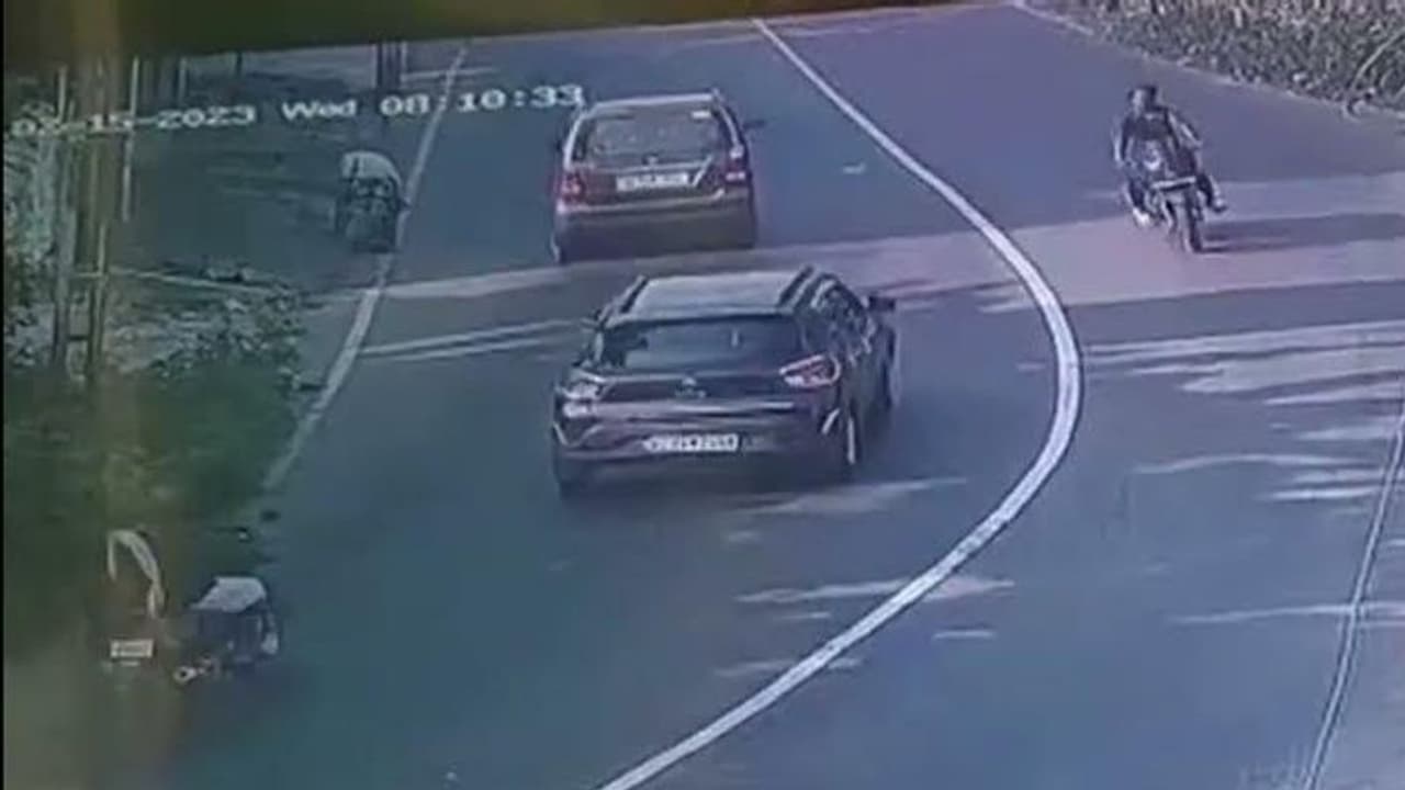 இருசக்கர வாகனங்கள் நேருக்கு நேர் மோதல்.. வெளியான பகீர் சிசிடிவி காட்சிகள்..!