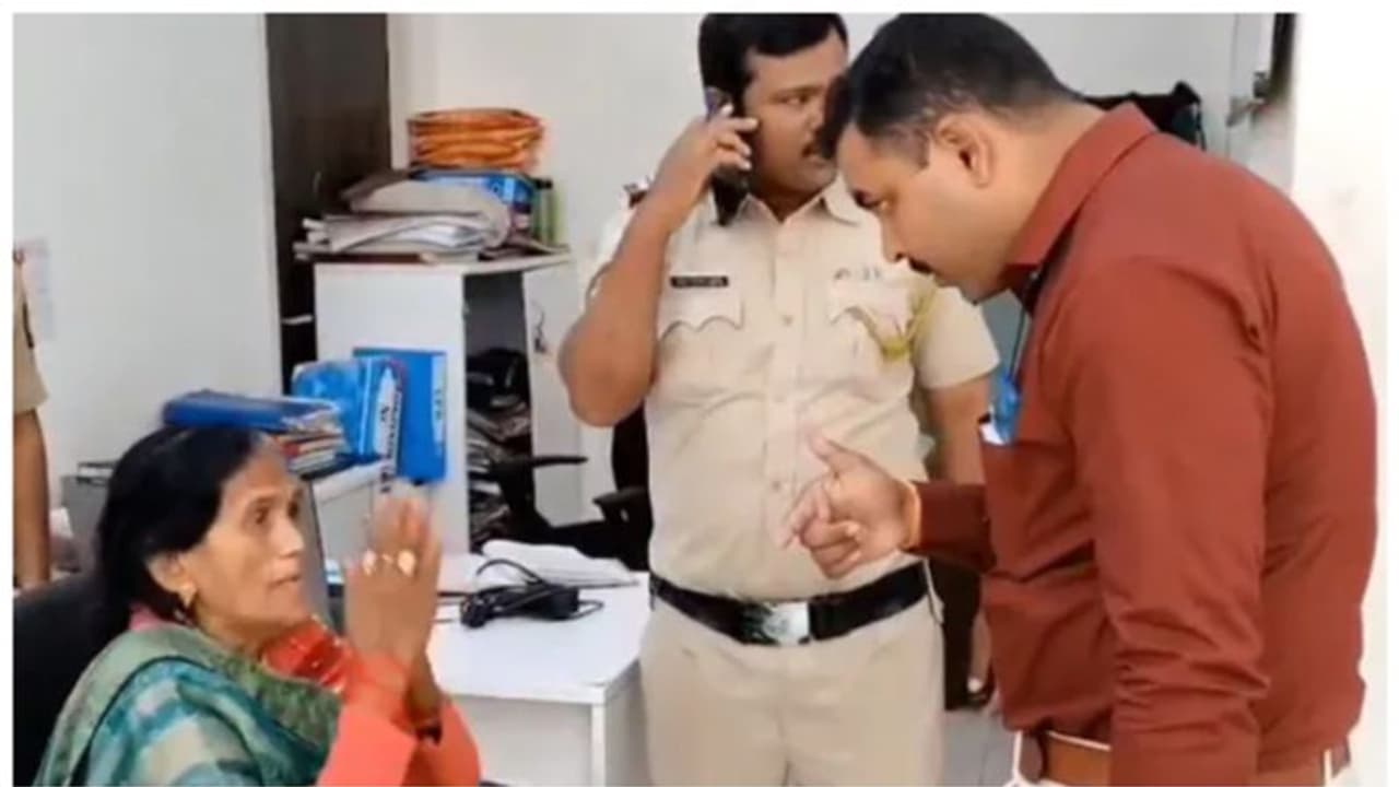 റെയിൽവേ സ്റ്റേഷനിൽ വെച്ച് കൂട്ടംതെറ്റി; വയോധികയെ കുടുംബാം​ഗങ്ങളെ തിരിച്ചേൽപിച്ച് പൊലീസ്; വൈറൽ വീഡിയോ