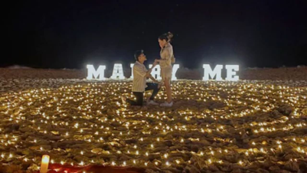 രാത്രി കടല്തീരത്ത് യുവാവിന്റെ വിവാഹാഭ്യര്ത്ഥന; എന്നാല് കാമുകിയുടെ വിരലിലെ മോതിരത്തിന് സംഭവിച്ചത്... രാത്രി കടല്തീരത്ത് യുവാവിന്റെ വിവാഹാഭ്യര്ത്ഥന; എന്നാല് കാമുകിയുടെ വിരലിലെ മോതിരത്തിന് സംഭവിച്ചത്...