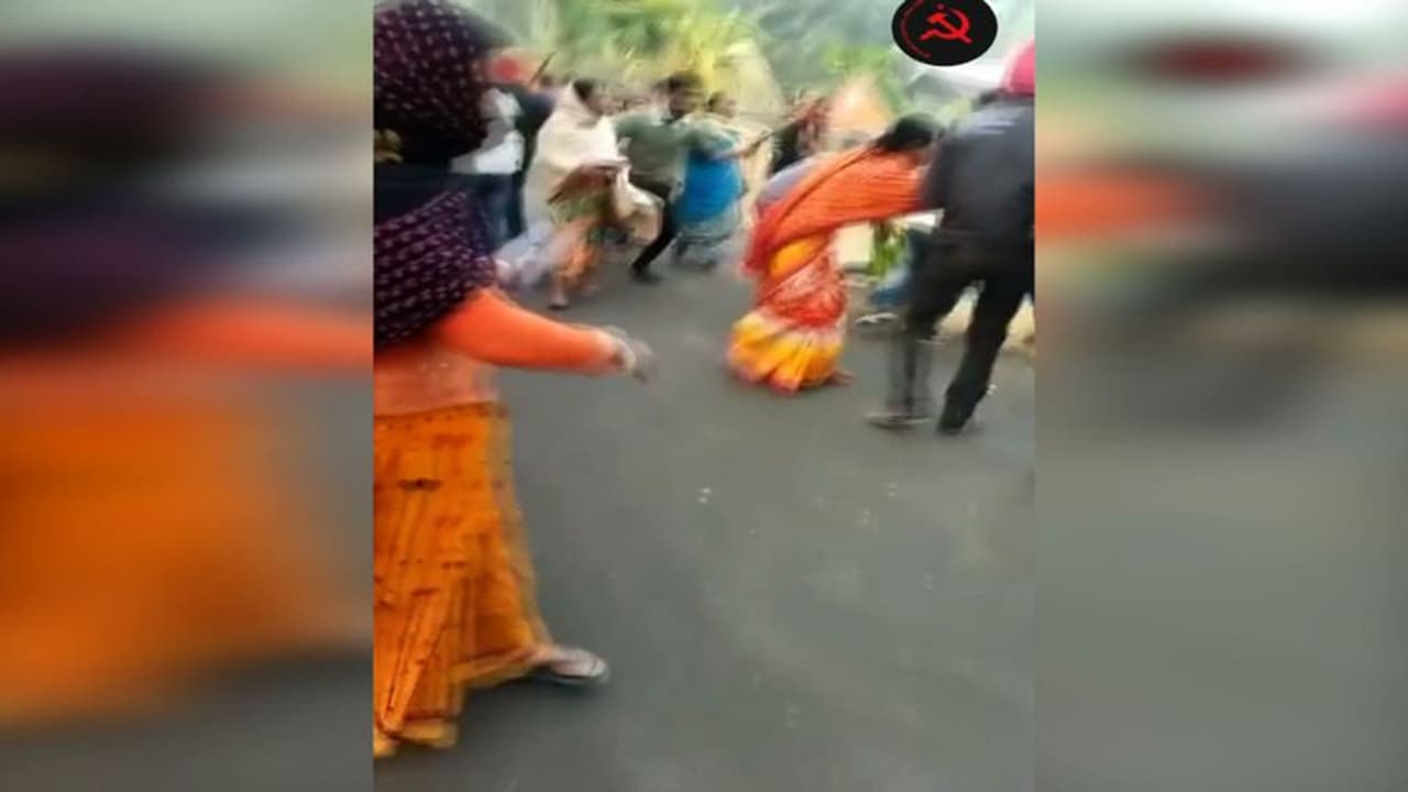 ത്രിപുരയിൽ ബിജെപിക്കെതിരെ സിപിഎമ്മും തിപ്ര മോദയും; വോട്ട് ചെയ്യാൻ അനുവദിക്കുന്നില്ലെന്ന് പരാതി ത്രിപുരയിൽ ബിജെപിക്കെതിരെ സിപിഎമ്മും തിപ്ര മോദയും; വോട്ട് ചെയ്യാൻ അനുവദിക്കുന്നില്ലെന്ന് പരാതി