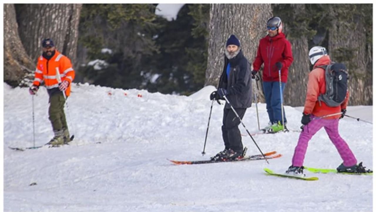 മഞ്ഞുമലകളില്‍ സ്കീയിംഗ് നടത്തി രാഹുല്‍ ഗാന്ധി; രണ്ട് ദിവസത്തെ അവധി ആഘോഷം കശ്മീരില്‍; വീഡിയോ 