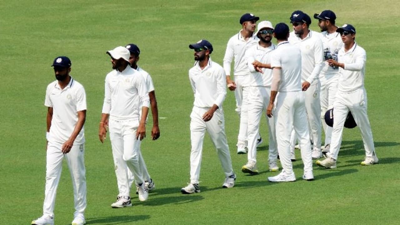 Ranji Trophy Final: ಮೊದಲ ದಿನವೇ 174 ರನ್ಗಳಿಗೆ ಬಂಗಾಳ ಆಲೌಟ್, ಸೌರಾಷ್ಟ್ರ ದಿಟ್ಟ ಪ್ರದರ್ಶನ Ranji Trophy Final: ಮೊದಲ ದಿನವೇ 174 ರನ್ಗಳಿಗೆ ಬಂಗಾಳ ಆಲೌಟ್, ಸೌರಾಷ್ಟ್ರ ದಿಟ್ಟ ಪ್ರದರ್ಶನ