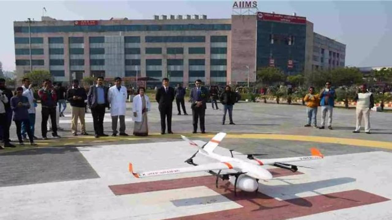 ഡ്രോൺ ഉപയോഗിച്ച് മരുന്ന് വിതരണം പരീക്ഷിച്ച് ഋഷികേശ് എയിംസ്, മരുന്ന് എത്തിച്ചത് അരമണിക്കൂറുകൊണ്ട് ഡ്രോൺ ഉപയോഗിച്ച് മരുന്ന് വിതരണം പരീക്ഷിച്ച് ഋഷികേശ് എയിംസ്, മരുന്ന് എത്തിച്ചത് അരമണിക്കൂറുകൊണ്ട്