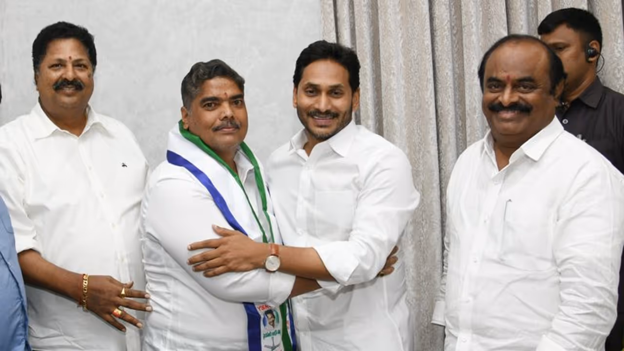 నా కులానికి టీడీపీ అంటే ప్రేమే.. కానీ : వైసీపీలో చేరాక జయమంగళ వెంకటరమణ వ్యాఖ్యలు నా కులానికి టీడీపీ అంటే ప్రేమే.. కానీ : వైసీపీలో చేరాక జయమంగళ వెంకటరమణ వ్యాఖ్యలు