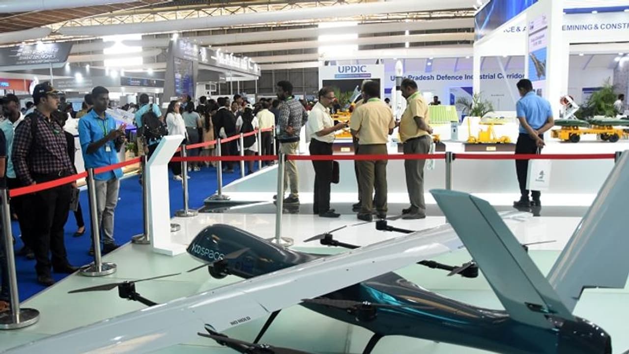 ಏರ್ ಶೋದಲ್ಲಿ ಅಮೆರಿಕಾ ಬ್ಯಾಂಡ್ಗೆ ಜನ ಫಿದಾ: ಭಾರತೀಯ ಸೇನಾ ಬಟ್ಟೆಗೆ ಭಾರೀ ಡಿಮ್ಯಾಂಡ್ ಏರ್ ಶೋದಲ್ಲಿ ಅಮೆರಿಕಾ ಬ್ಯಾಂಡ್ಗೆ ಜನ ಫಿದಾ: ಭಾರತೀಯ ಸೇನಾ ಬಟ್ಟೆಗೆ ಭಾರೀ ಡಿಮ್ಯಾಂಡ್