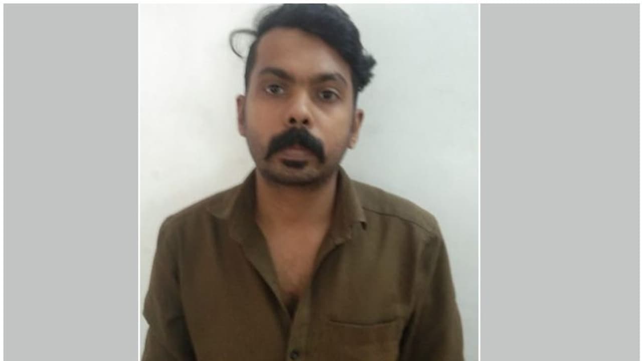 വെള്ളമടിച്ചെത്തി അമ്മയെയും വല്യമ്മയെയും സ്ഥിരം തല്ലും; യുവാവിനെ 'പൊക്കി അകത്തിട്ട്' പൊലീസ് വെള്ളമടിച്ചെത്തി അമ്മയെയും വല്യമ്മയെയും സ്ഥിരം തല്ലും; യുവാവിനെ 'പൊക്കി അകത്തിട്ട്' പൊലീസ്