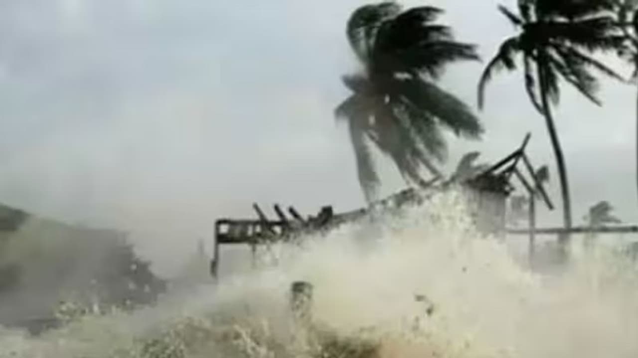 കേരളാ തീരത്ത് ജാഗ്രതാ നിർദേശം, നാളെ രാത്രി വരെ ഉയർന്ന തിരമാലയ്ക്കും കടലാക്രമണത്തിനും സാധ്യത കേരളാ തീരത്ത് ജാഗ്രതാ നിർദേശം, നാളെ രാത്രി വരെ ഉയർന്ന തിരമാലയ്ക്കും കടലാക്രമണത്തിനും സാധ്യത