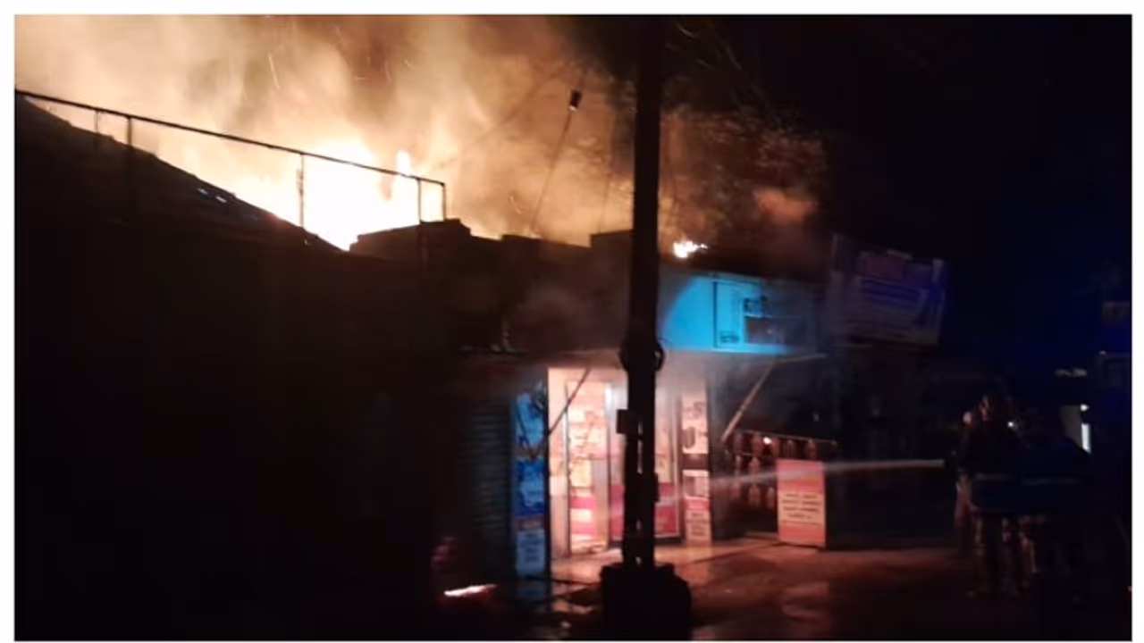 വാടാനപ്പള്ളിയിൽ 4 കടകൾക്ക് തീപിടിച്ചു, ലക്ഷക്കണക്കിന് രൂപയുടെ നാശനഷ്ടം വാടാനപ്പള്ളിയിൽ 4 കടകൾക്ക് തീപിടിച്ചു, ലക്ഷക്കണക്കിന് രൂപയുടെ നാശനഷ്ടം