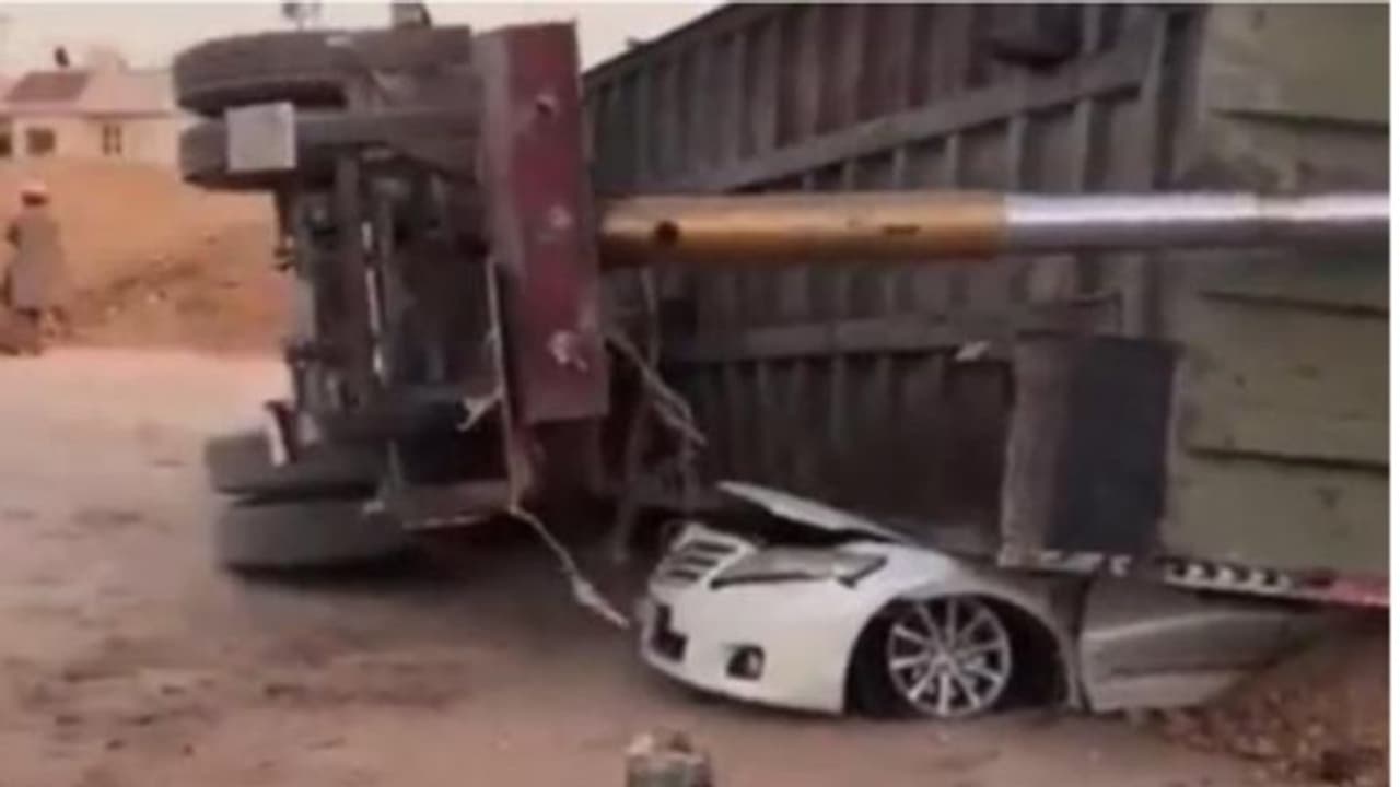 ലോഡ് ഇറക്കാൻ തയ്യാറെടുക്കുന്നതിനിടെ ടിപ്പർ ലോറി കാറിന് മുകളിലേക്ക് മറിഞ്ഞു ലോഡ് ഇറക്കാൻ തയ്യാറെടുക്കുന്നതിനിടെ ടിപ്പർ ലോറി കാറിന് മുകളിലേക്ക് മറിഞ്ഞു