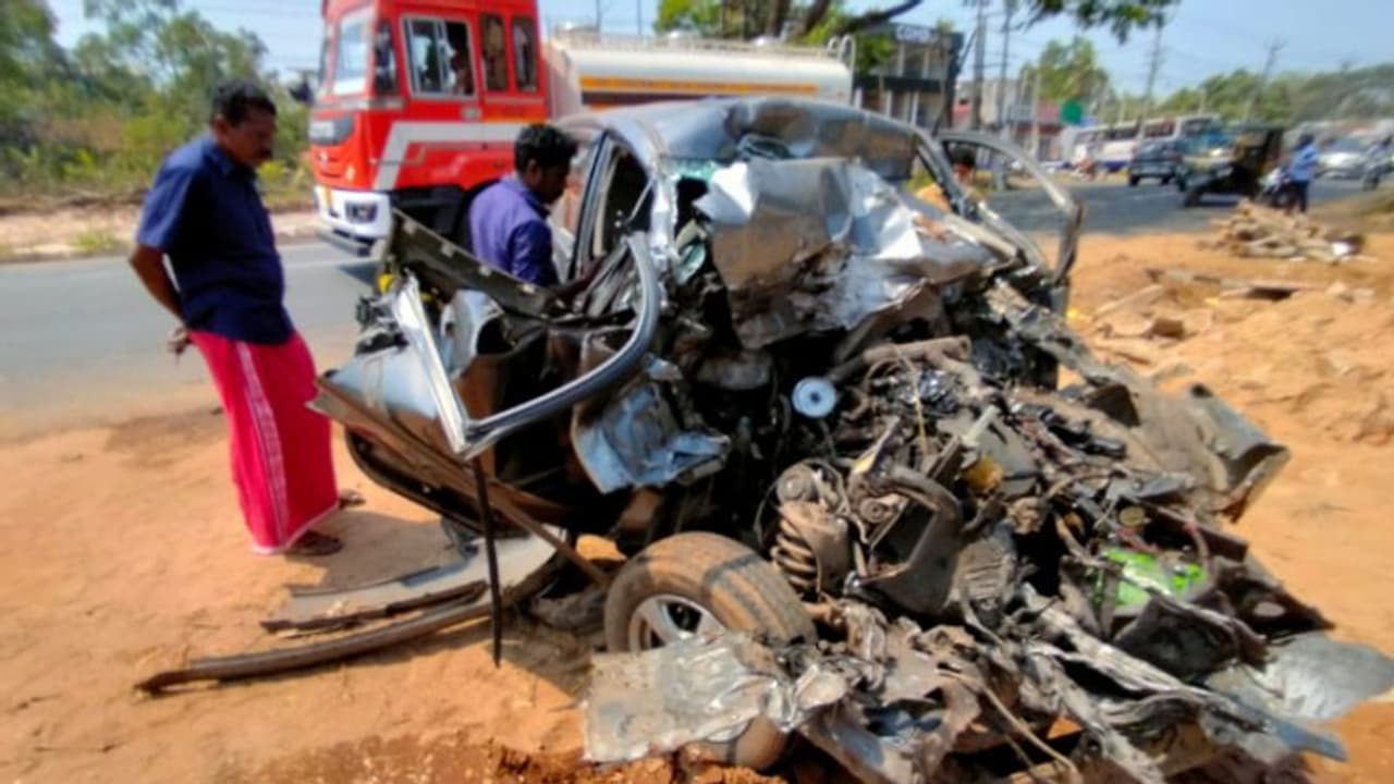 കെഎസ്ആർടിസി ബസിന് മുന്നിലേക്ക് കാർ ഇടിച്ചുകയറി, കാർ യാത്രക്കാരിയായ വയോധിക മരിച്ചു കെഎസ്ആർടിസി ബസിന് മുന്നിലേക്ക് കാർ ഇടിച്ചുകയറി, കാർ യാത്രക്കാരിയായ വയോധിക മരിച്ചു