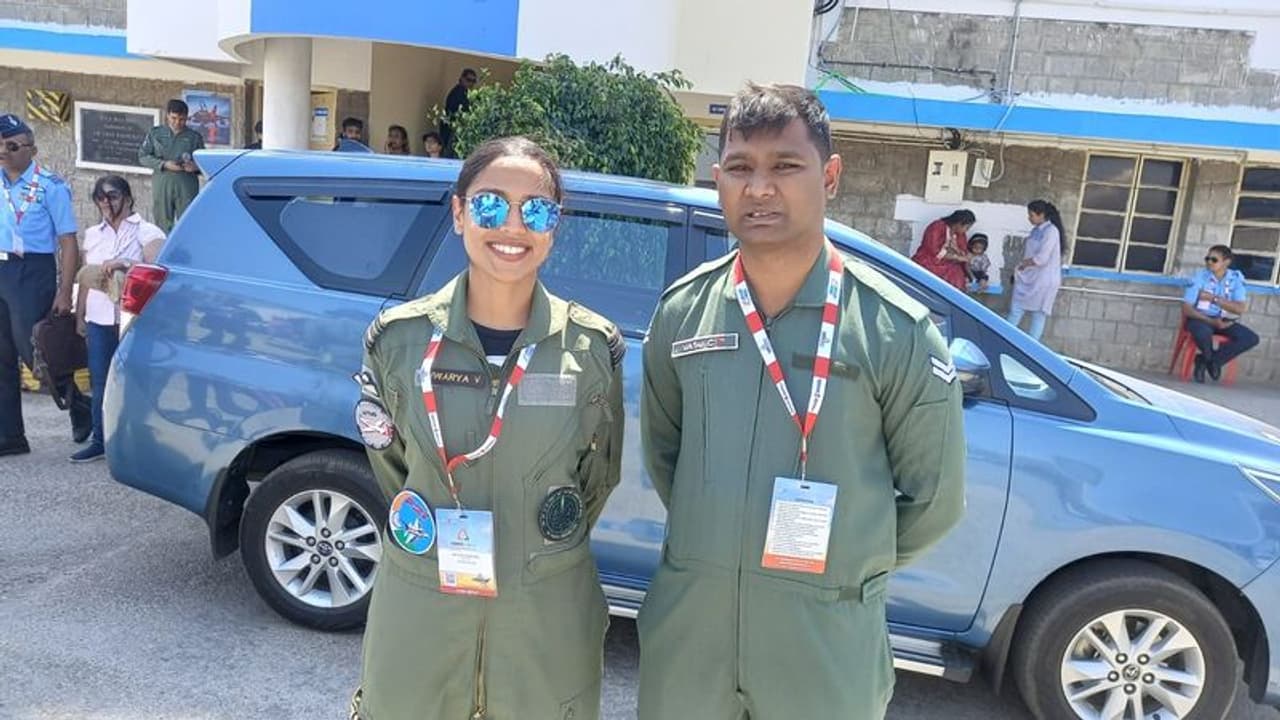 Airshow: ಕನ್ನಡದಲ್ಲಿ ವೀಕ್ಷಕ ವಿವರಣೆ ನೀಡಿ ಗಮನಸೆಳೆದ ವಾಯುಸೇನೆಯ ಐಶ್ವರ್ಯ, ಗೋಕುಲ್‌ ವಾಸು
