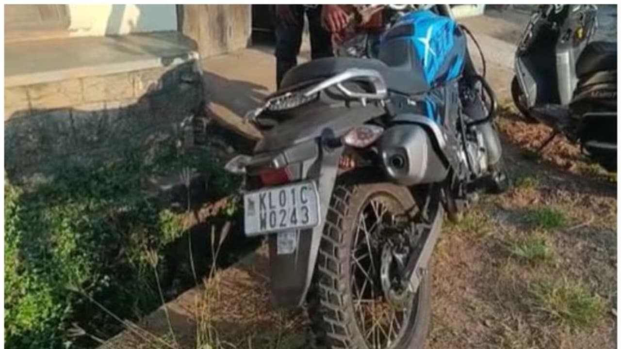 റോഡ് മുറിച്ച് കടക്കുന്നതിനിട അമിത വേഗത്തിലെത്തിയ ബൈക്ക് ഇടിച്ചു കയറി, തലസ്ഥാനത്ത് അധ്യാപികക്ക് ഗുരുതര പരിക്ക് റോഡ് മുറിച്ച് കടക്കുന്നതിനിട അമിത വേഗത്തിലെത്തിയ ബൈക്ക് ഇടിച്ചു കയറി, തലസ്ഥാനത്ത് അധ്യാപികക്ക് ഗുരുതര പരിക്ക്