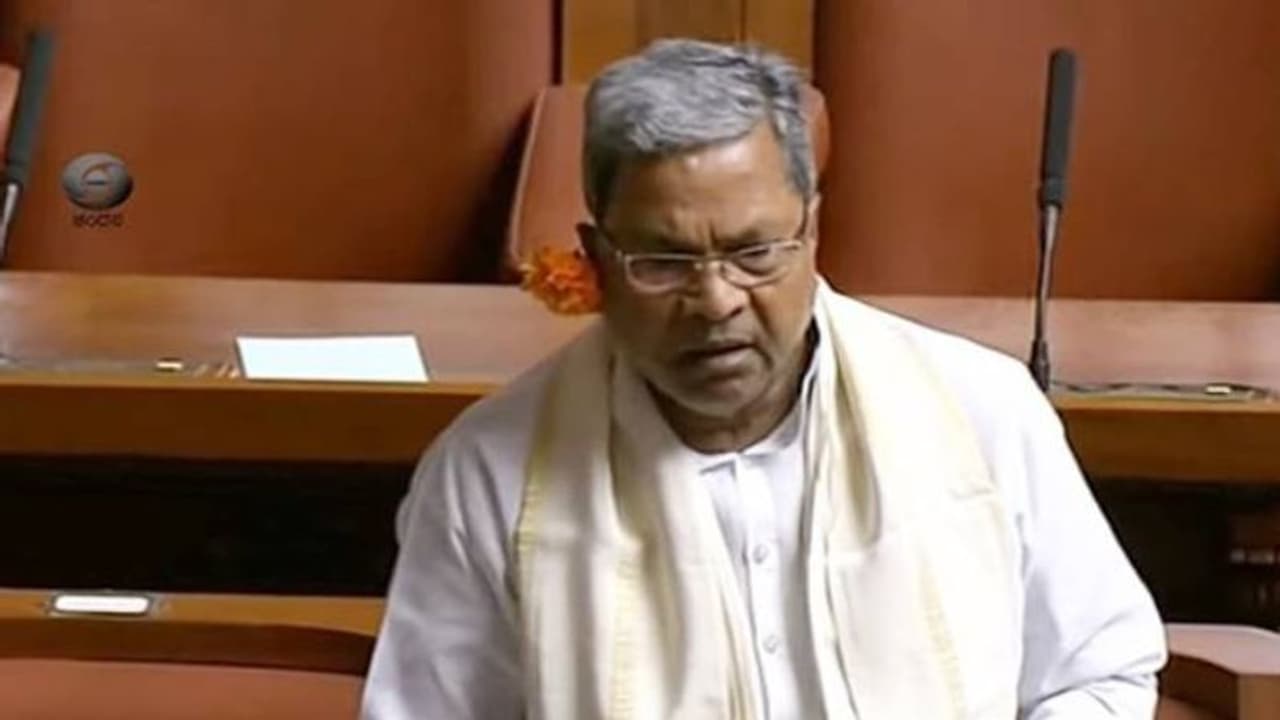Karnataka budget: கர்நாடக பட்ஜெட்| காதில் பூ வைத்து வந்த காங்கிரஸ் எம்எல்ஏக்கள்